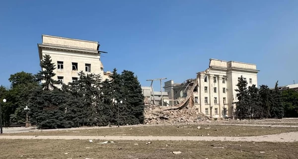 Россияне второй раз за день ударили по Херсонской ОГА – здание разрушено