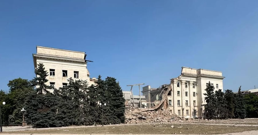 Росіяни вдруге за день вдарили по Херсонській ОДА - будівля зруйнована