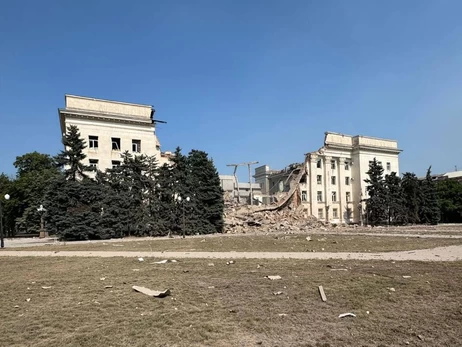 Росіяни вдруге за день вдарили по Херсонській ОДА - будівля зруйнована