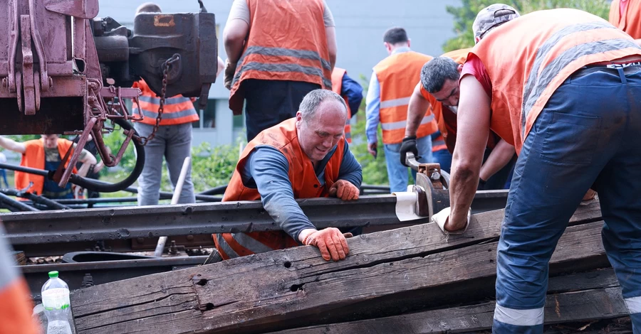 В Киеве досрочно возобновили движение поездов на красной линии метро 