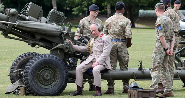 Чарльз III посетил королевский артиллерийский полк и пострелял из пушки