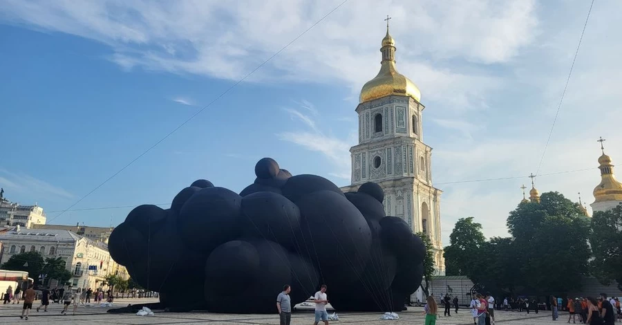 В центре Киева показали инсталляцию, которая поедет на Burning Man 2025