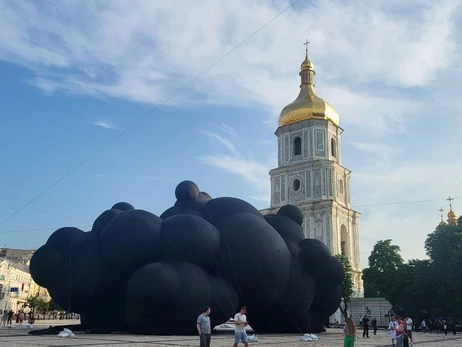 В центре Киева показали инсталляцию, которая поедет на Burning Man 2025