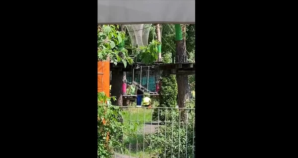 В Киеве 14-летний мальчик упал с канатного аттракциона, его госпитализировали