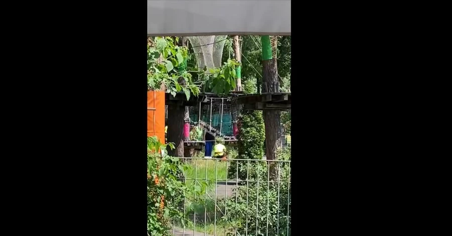 В Киеве 14-летний мальчик упал с канатного аттракциона, его госпитализировали