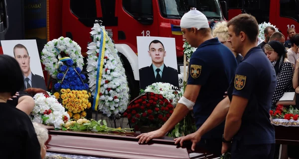 В Киеве простились с тремя спасателями, погибшими от российского удара