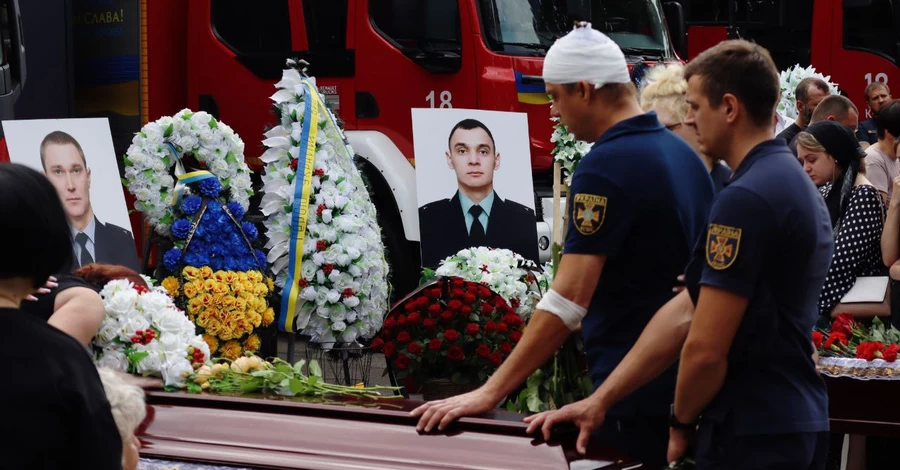 В Киеве простились с тремя спасателями, погибшими от российского удара
