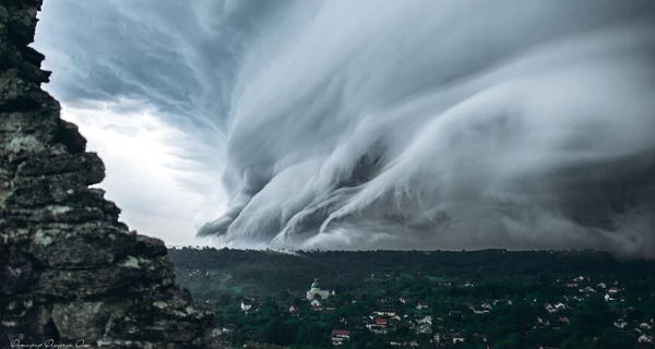 Фотограф показал уникальные кадры черных облаков в Тернопольской области
