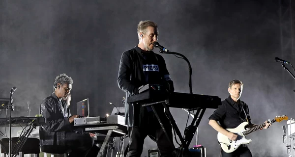 На концерте Massive Attack в Лондоне показали кадры из Киева, а зрители пришли с флагами Палестины