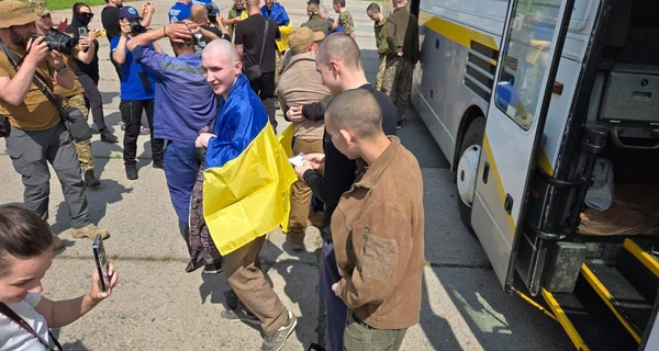 В Украину вернулись первые украинские военнопленные в возрасте до 25 лет, - Зеленский
