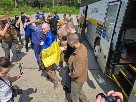 До України повернулися перші українські військовополонені віком до 25 років, - Зеленський