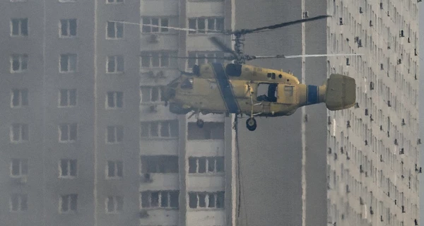 Після нічної атаки Київ у диму, ДСНС задіяла для гасіння пожеж гелікоптер  