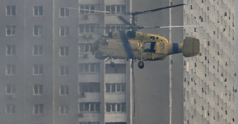 После ночной атаки Киев в дыму, ГСЧС задействовала для тушения пожаров вертолет  