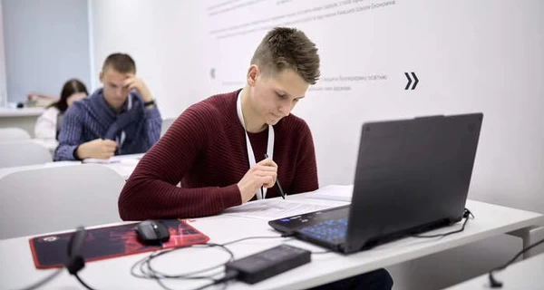 KSE запустила грантовую программу для «олимпиадников»: обещают стипендию в 500 долларов США