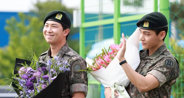 Двое солистов BTS завершили военную службу и встретились с фанатами в Южной Корее