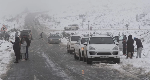 Южную Африку накрыл мощный снегопад - дороги парализованы, тысячи людей без света