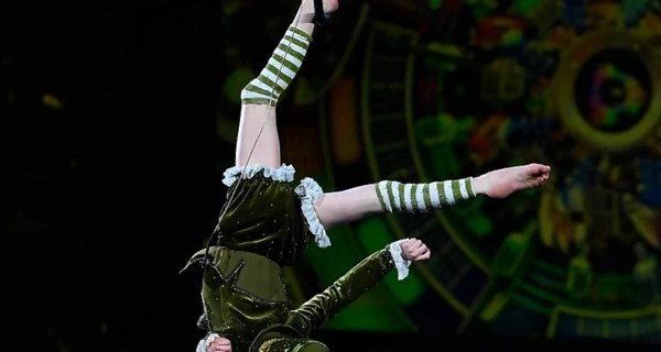 7-летняя воздушная гимнастка из Запорожья стала рекордсменкой Украины, провисев под куполом цирка только на пятке