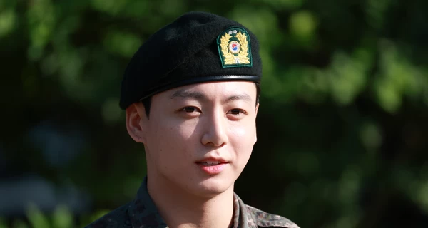 Фанатка BTS намагалася проникнути у квартиру соліста Чонгука, який напередодні повернувся з армії