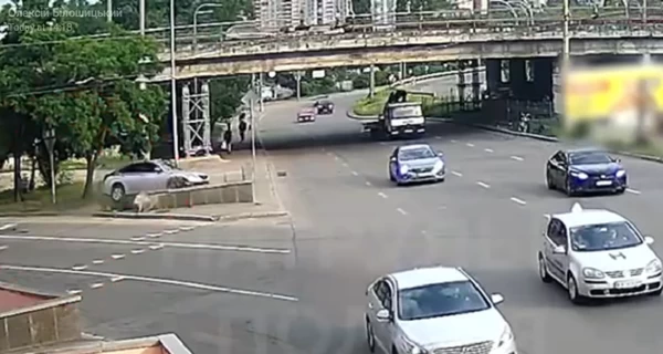 Появилось видео момента ДТП, когда автомобиль в Киеве въехал в подземный переход - в полиции рассказали подробности