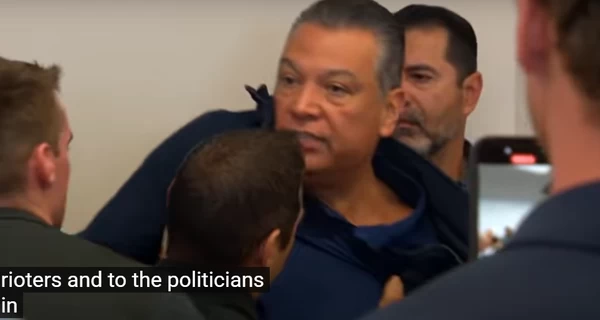 Сенатора-демократа арестовали во время пресс-конференции в Лос-Анджелесе