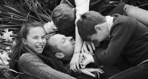 Дети принца Уильяма поздравили его с Днем отца редкими кадрами в обнимку