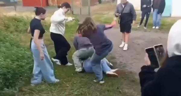 На Кіровоградщині підлітки побили дівчину, зняли це на відео та виклали в інтернет