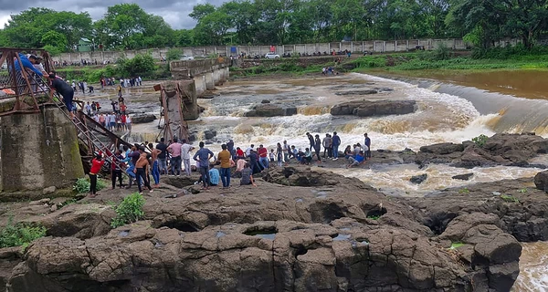 В Индии упал железный мост с туристами, 4 человека погибли, более 50 пострадали