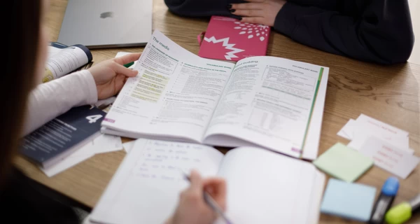 Носители английского не смогли сдать НМТ, учительница обвиняет составителей в абсурдности заданий