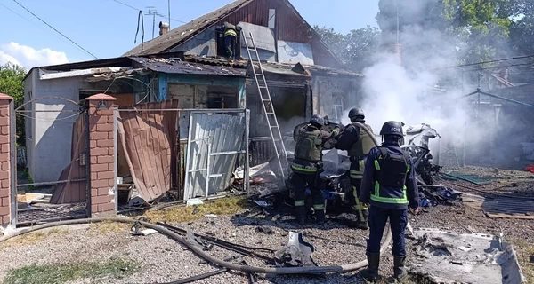 В Никополе российский дрон попал в авто в частном дворе - есть погибший