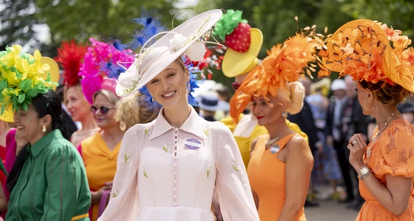 Маки, пір'я та помпони: наймодніші капелюшки на кінних перегонах Royal Ascot 2025
