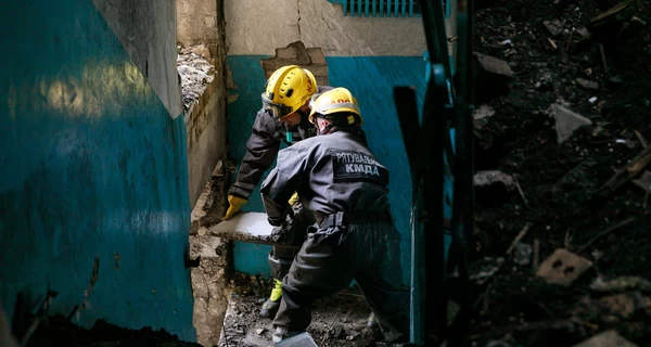  В поврежденном из-за обстрелов РФ доме на Соломенке рухнул пролет на лестнице, жителей эвакуировали 