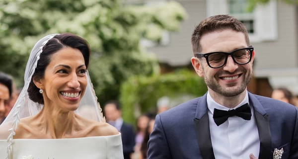 Сын Джорджа Сороса показал трогательные кадры со свадьбы с бывшей помощницей Хиллари Клинтон