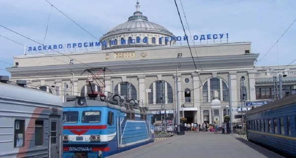 Россияне ночью ударами дронов повредили вокзал в Одессе