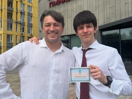 Сергей Притула показал редкий снимок с 16-летним сыном-выпускником
