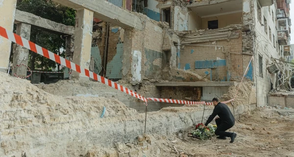 Зеленский побывал на месте удара российской ракеты в многоэтажку в Киеве