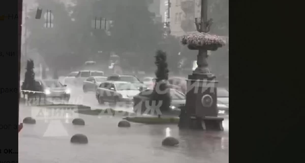 Киев накрыла непогода - сильный дождь с градом затопил улицы столицы