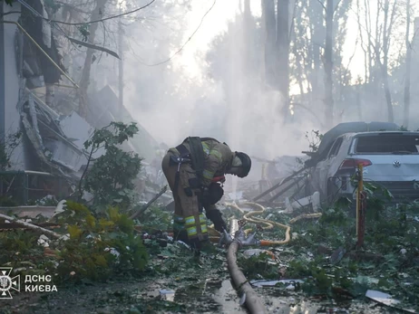 Росія атакувала Київ та область ракетами й дронами, під завалами є люди