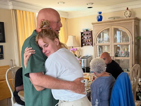 Дочь борющегося с деменцией Брюса Уиллиса показала новые кадры с 70-летним актером