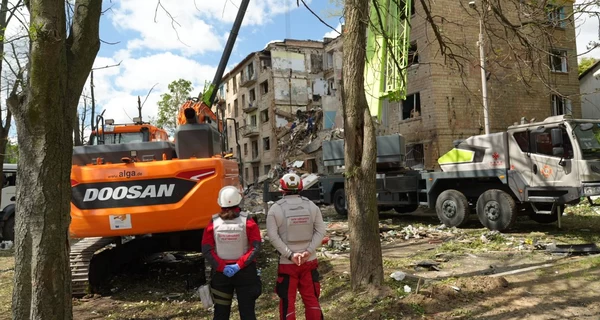 В Киеве в доме с разрушенным подъездом произошло повторное обрушение. под завалами могут находиться люди