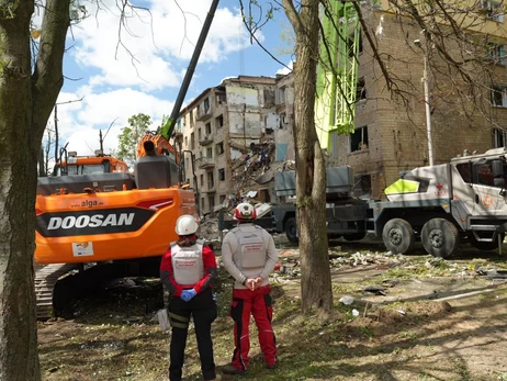 У Києві у будинку зі зруйнованим під'їздом сталась повторна руйнація, під завалами можуть знаходитись люди