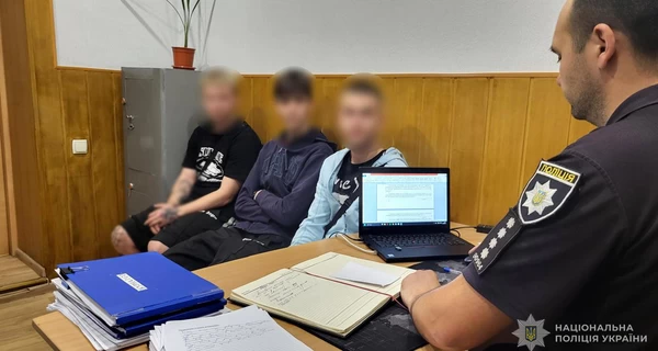 В Запорожье задержали подростков, которые повредили государственные флаги