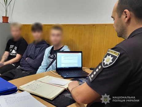 В Запорожье задержали подростков, которые повредили государственные флаги