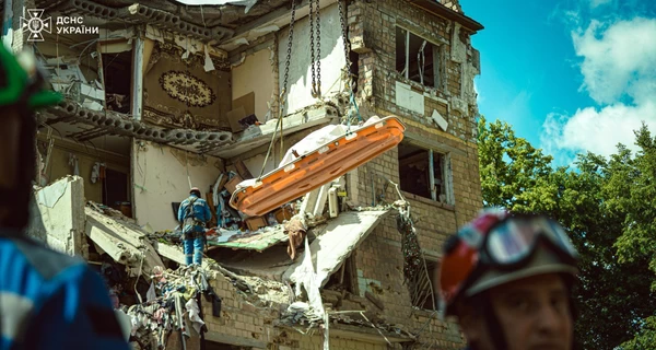 В Киеве завершили поисково-спасательные работы на месте попадания российской ракеты в многоэтажку