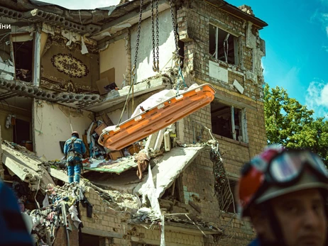 У Києві завершили пошуково-рятувальні роботи на місці влучення ракети РФ у багатоповерхівку