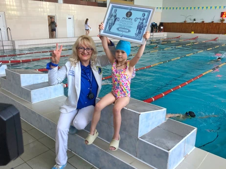 4-річна Емілія Цзю стала рекордсменкою України, пропливши на спині 1500 метрів