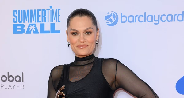 Борющаяся с раком Jessy J перенесла операцию и показала кадры с больницы