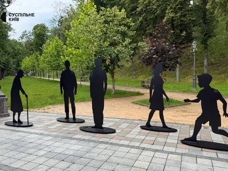 У Києві на Володимирській гірці відкрили інсталяцію, присвячену зниклим безвісти