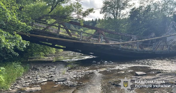 В Закарпатье обрушился мост, отрезанными от мира оказались восемь сел