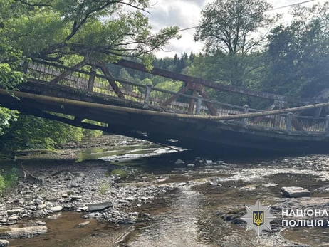 В Закарпатье обрушился мост, отрезанными от мира оказались восемь сел