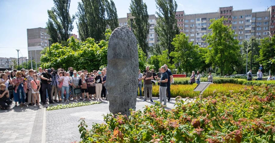 В Киеве на Оболони открыли памятник бойцам теробороны